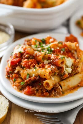 a plate of baked ziti