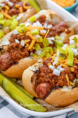 Hot dogs topped with chili sauce